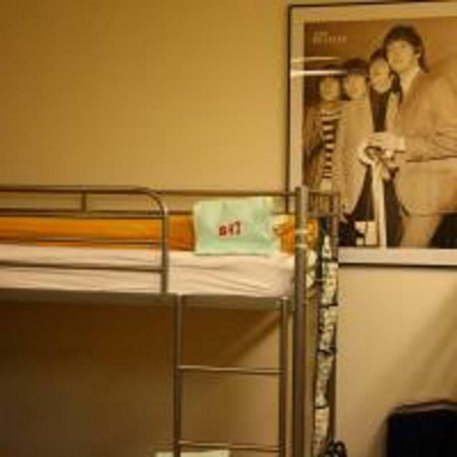 Einzelbett im gemischten Schlafsaal